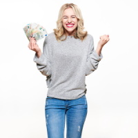 Frau freut sich über Geld