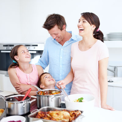 Familie beim Kochen im neuen Heim