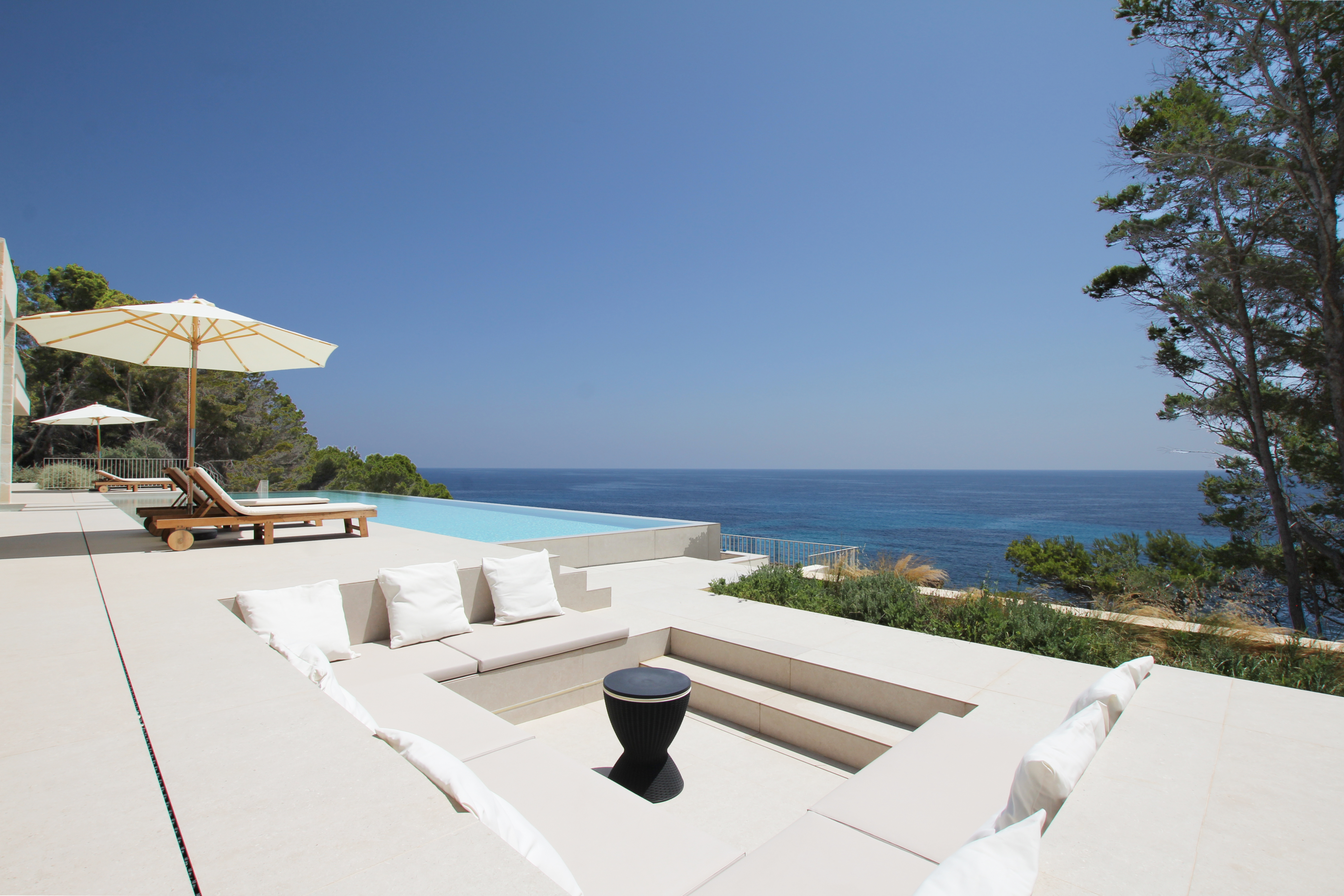 Villa mit Pool und Blick auf das Meer