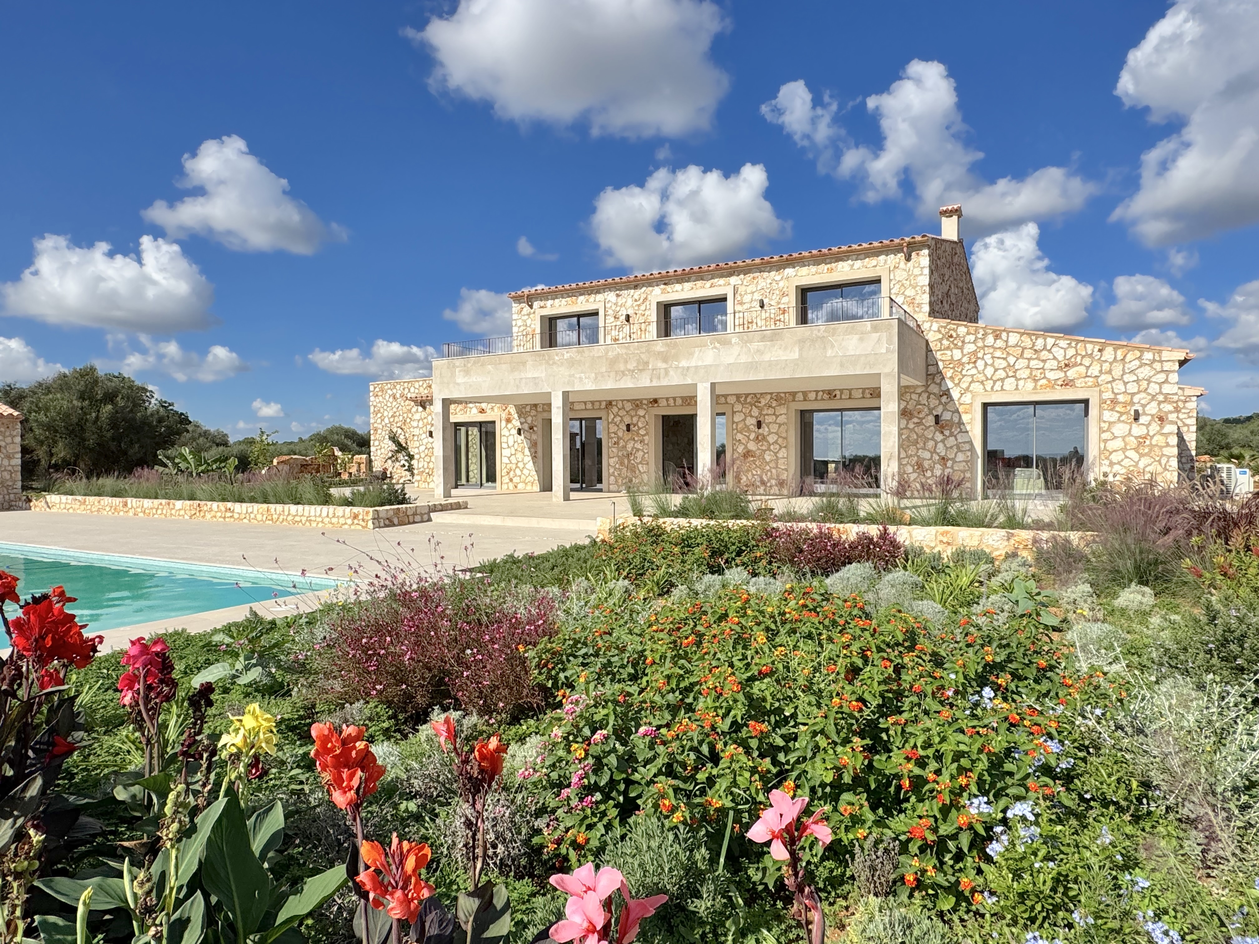 Lichtdurchflutete, Stylische Neubau-Finca mit Pool und Meerblick, Porto Cristo