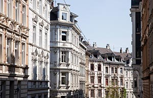 Straße mit Häusern im Jugendstil