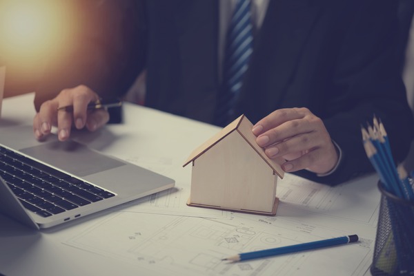 Hausmodell und Laptop