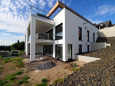 Neubauwohnhaus mit Gartenanlage