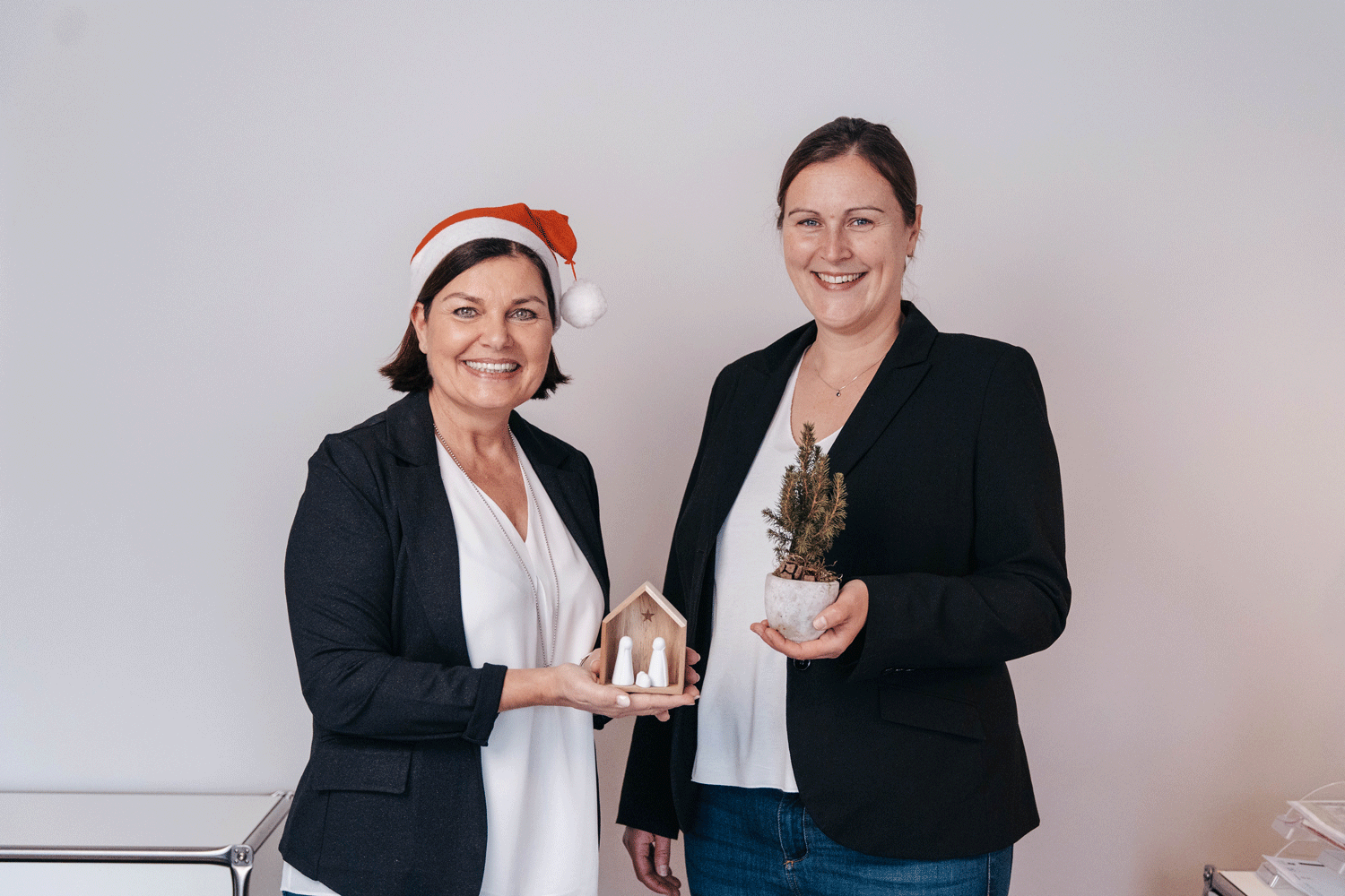 Foto Ina Kodetzki und Ines Sandmann im Maklerbüro