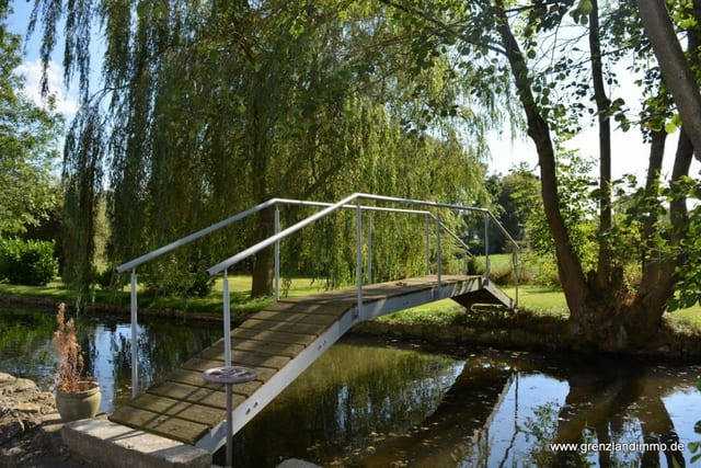 Brücke über kleinem Bach im Park