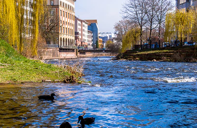 Blick auf Häuser in Pforzheim an einem kleinen Fluss