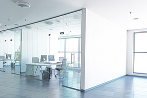 Moderne Büroräume mit Glasscheiben