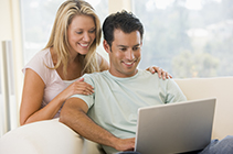 Frau und Mann vor Laptop
