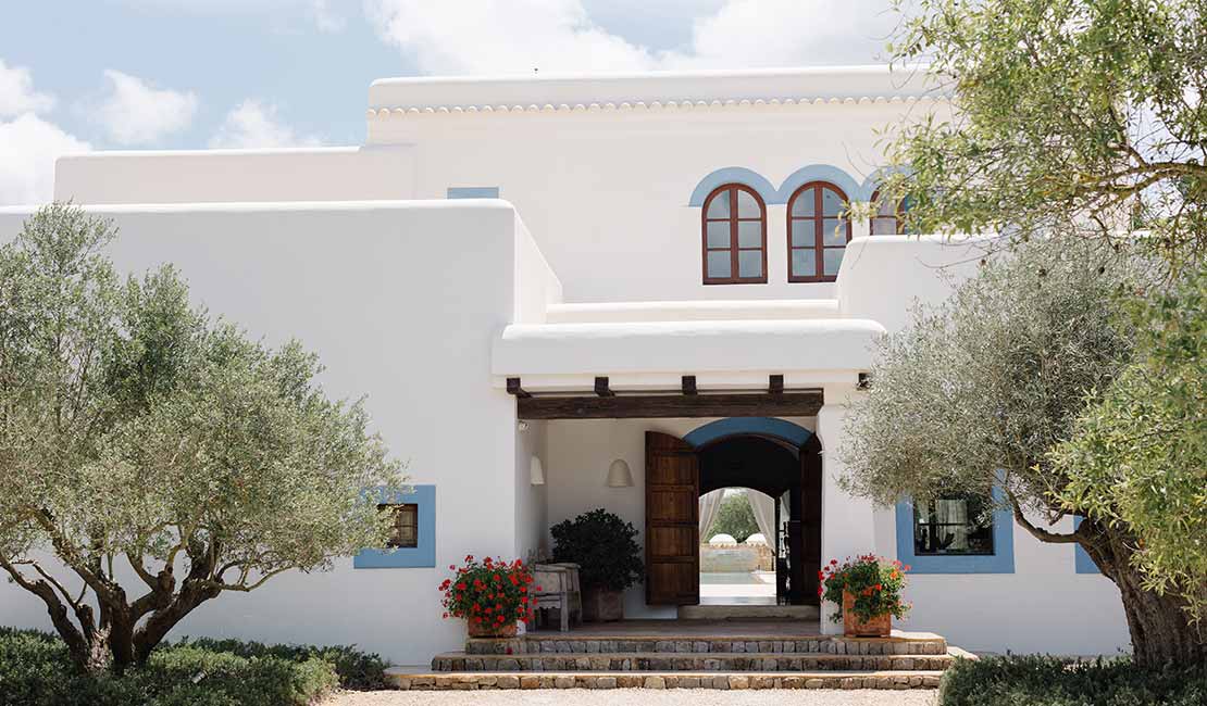Weißes traditionelles, mediterranisches Haus auf Ibiza
