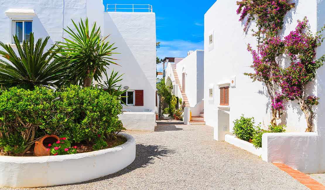 Ein rustikale weiß getünchtes Wohngebiet auf Ibiza