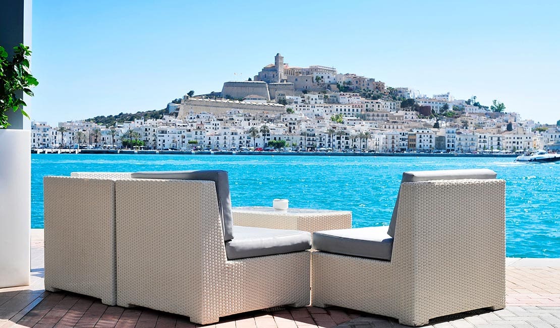 Veranda mit zwei Sesseln und Blick auf das Villenviertel Sa Penya von Ibiza
