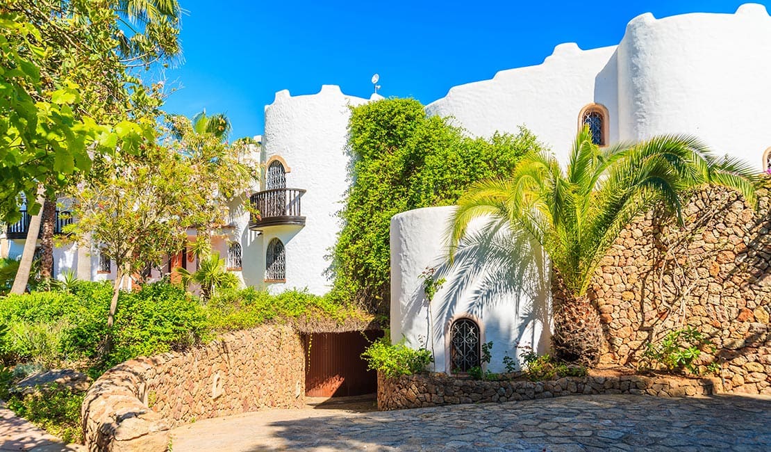 Eine rustikale weiße Villa auf Ibiza mit Steinmauer