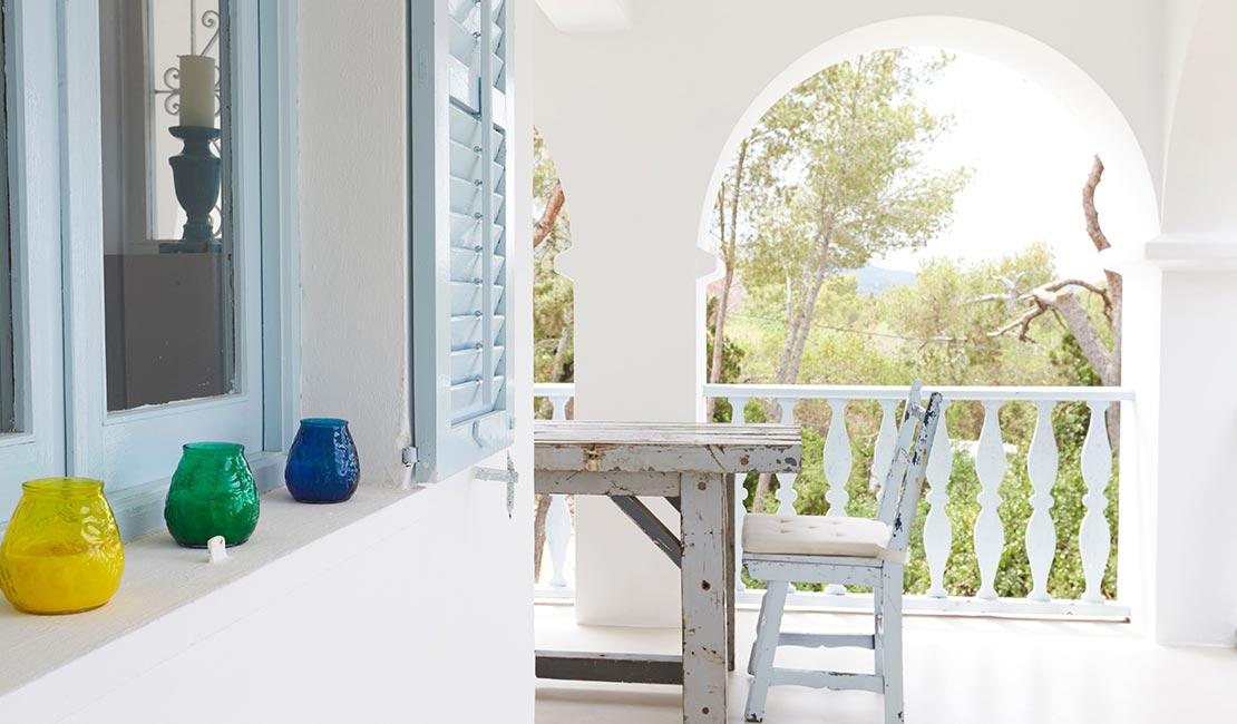Balkon einer Wohnung auf Ibiza mit Meerblick