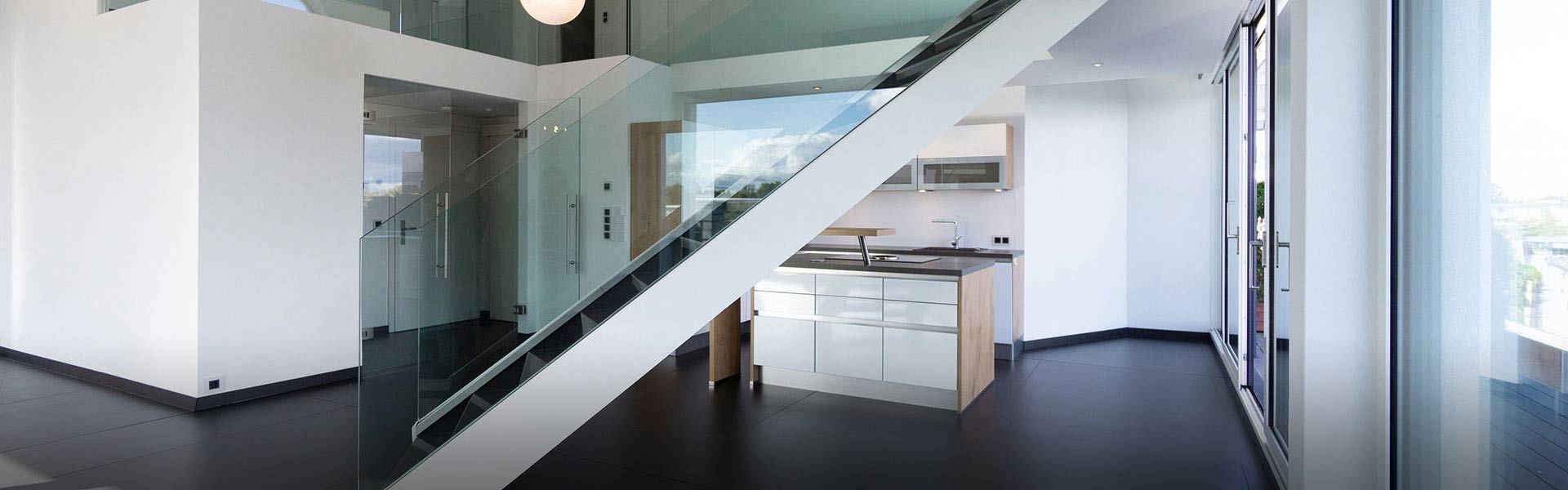 moderne Wohnung mit Treppe